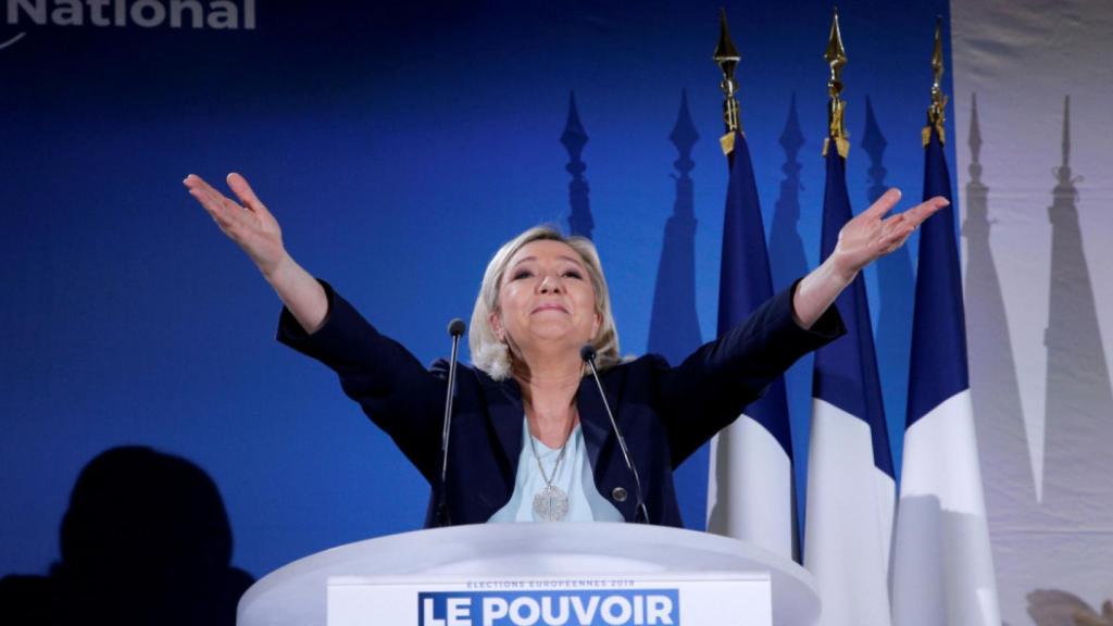 Marine Le Pen durante un acto electoral en la localidad francesa de Saint-Paul-du-Bois.