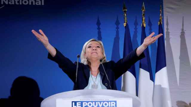 Marine Le Pen durante un acto electoral  en la localidad francesa de Saint-Paul-du-Bois.