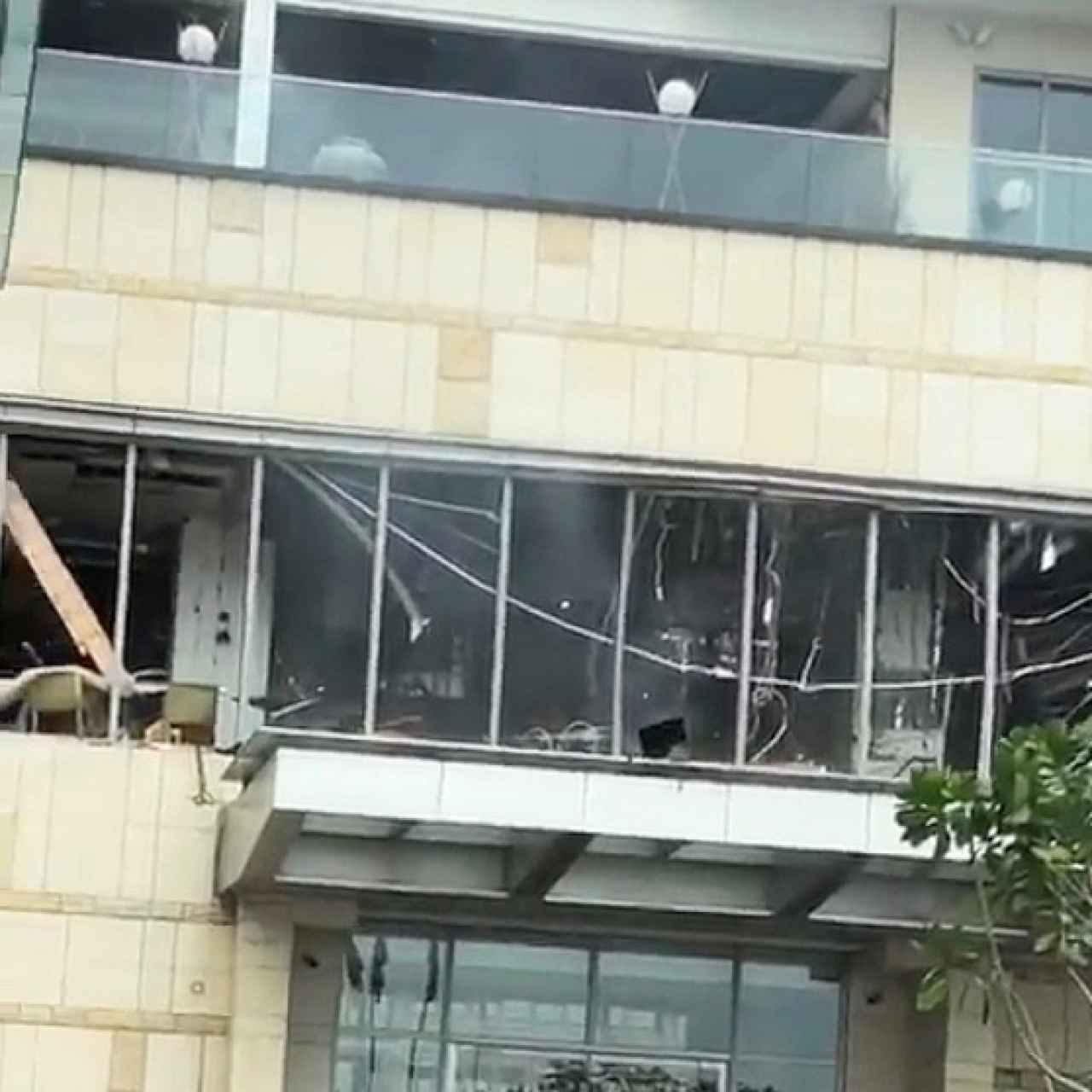 Daños en la fachada del hotel Shangri-La a causa de una de las explosiones.