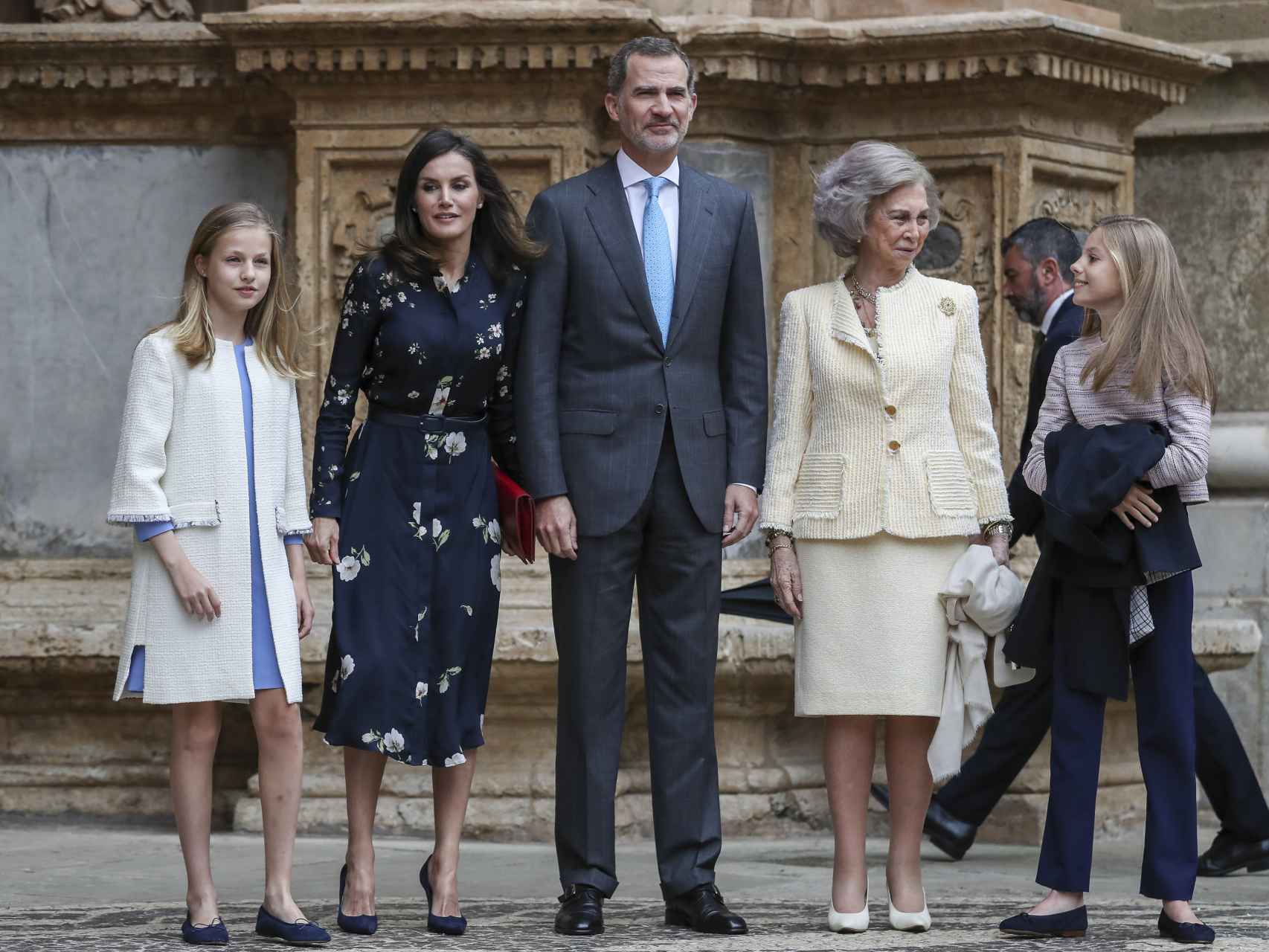 Momento en que la reina Letizia rompe el posado familiar.