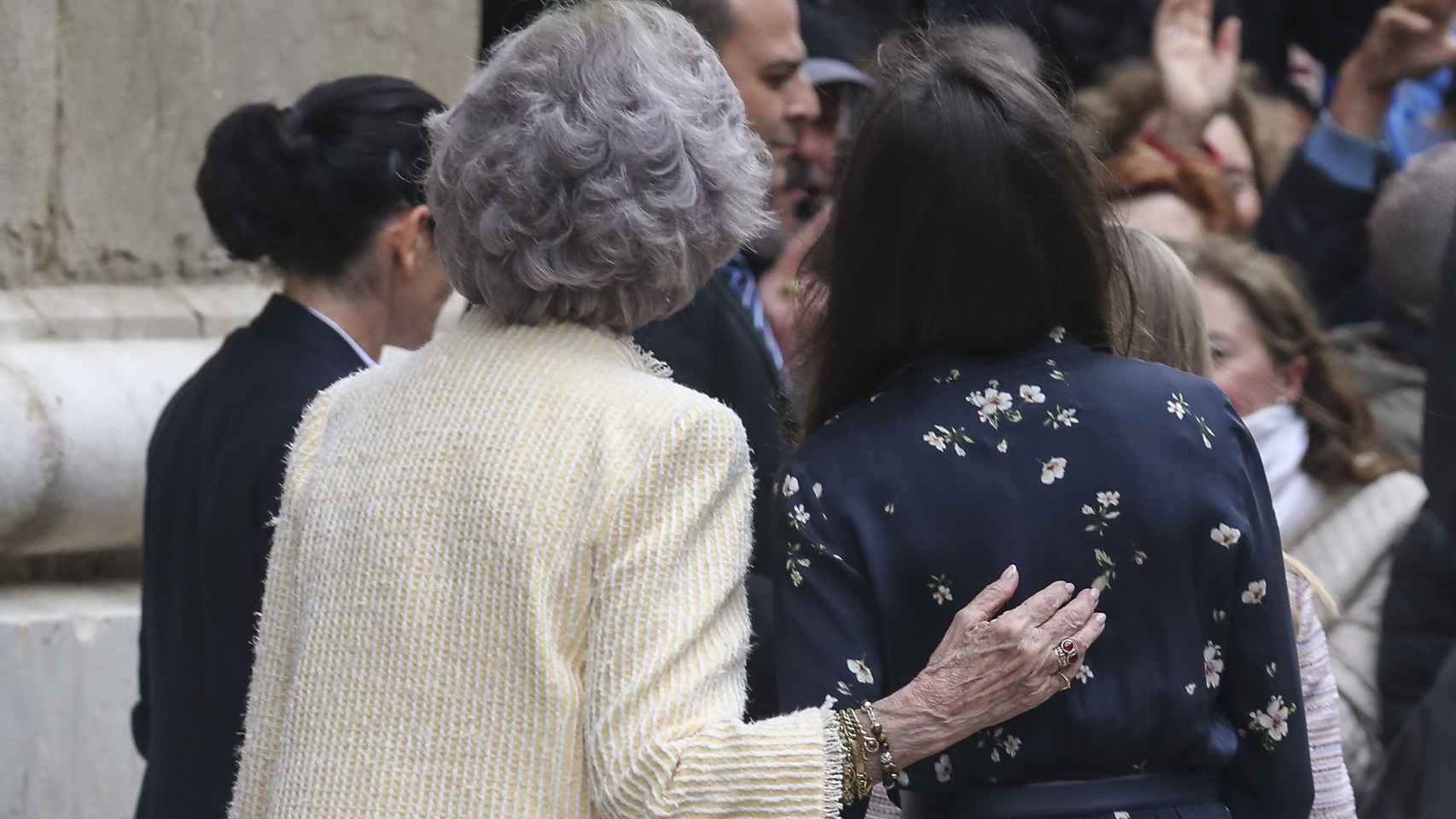 La reina Sofía regalando una caricia a su nuera Letizia.