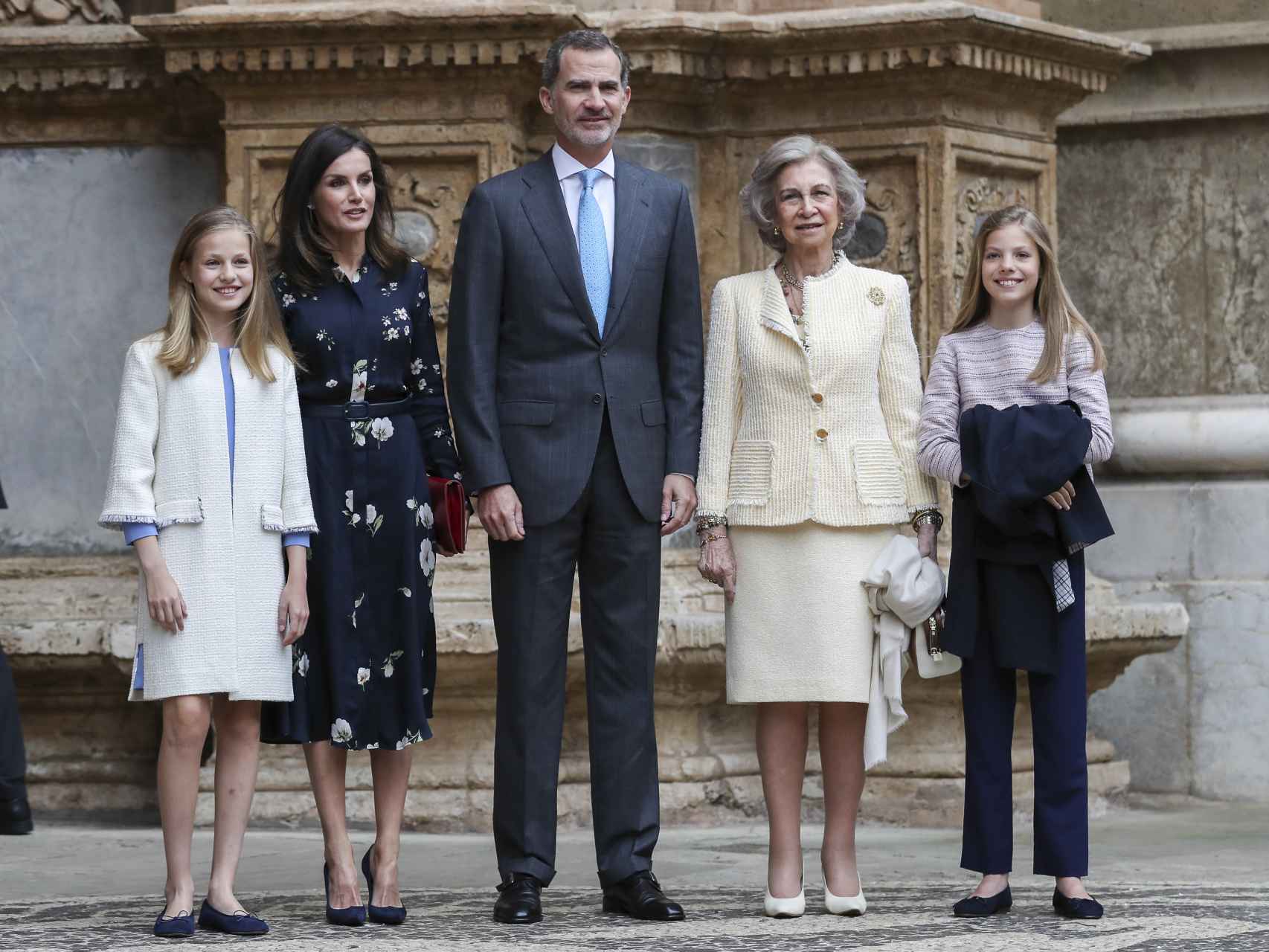 La última imagen de la Familia Real, junto a la Reina Emérita Sofía, tras la misa del Domingo de Resurrección de 2019 en Mallorca.