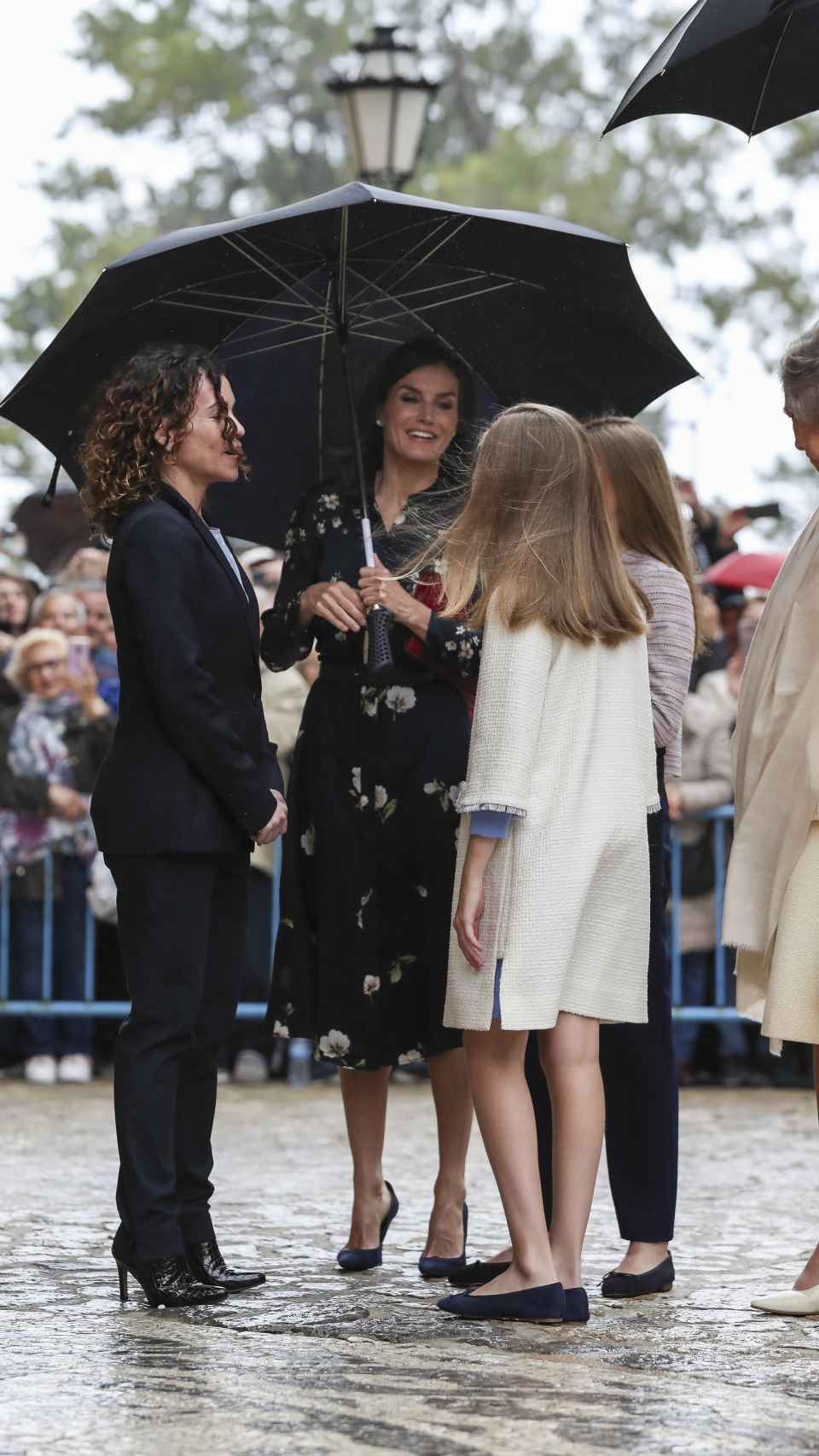La reina Letizia lleva su propio paraguas.