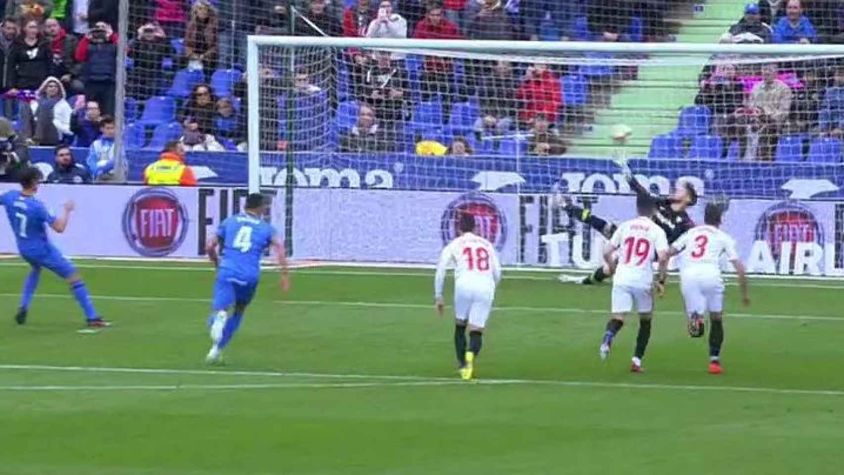 Jaime Mata marca el penalti contra el Sevilla. Foto: Twitter (@elchiringuitotv)