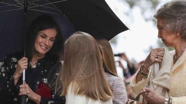 Letizia sonríe con sus hijas mientras la reina emérita observa con semblante serio la feliz estampa.