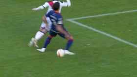 Posible penalti no pitado a favor del Rayo ante el Huesca. Foto: Twitter (@elchiringuitotv)