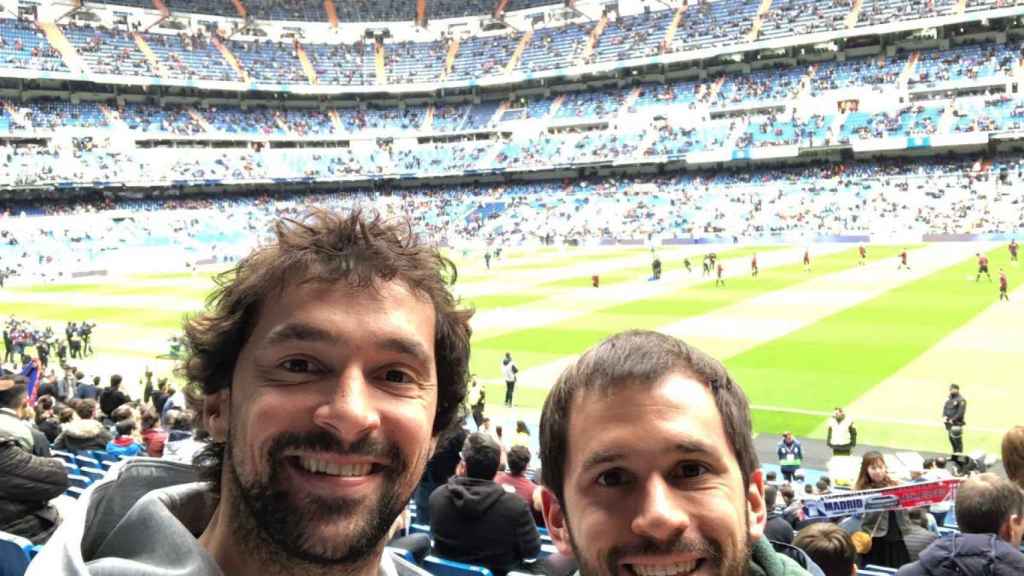 Llull y su hermano, en el Santiago Bernabéu para el Real Madrid - Athletic. Foto: Twitter (@23Llull)