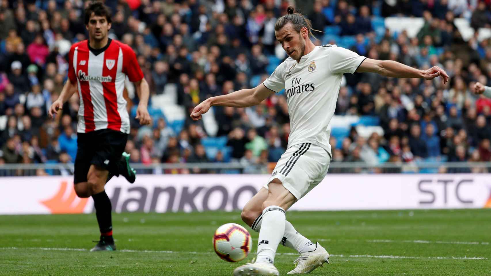 Gareth Bale no logra superar la portería de Herrerín