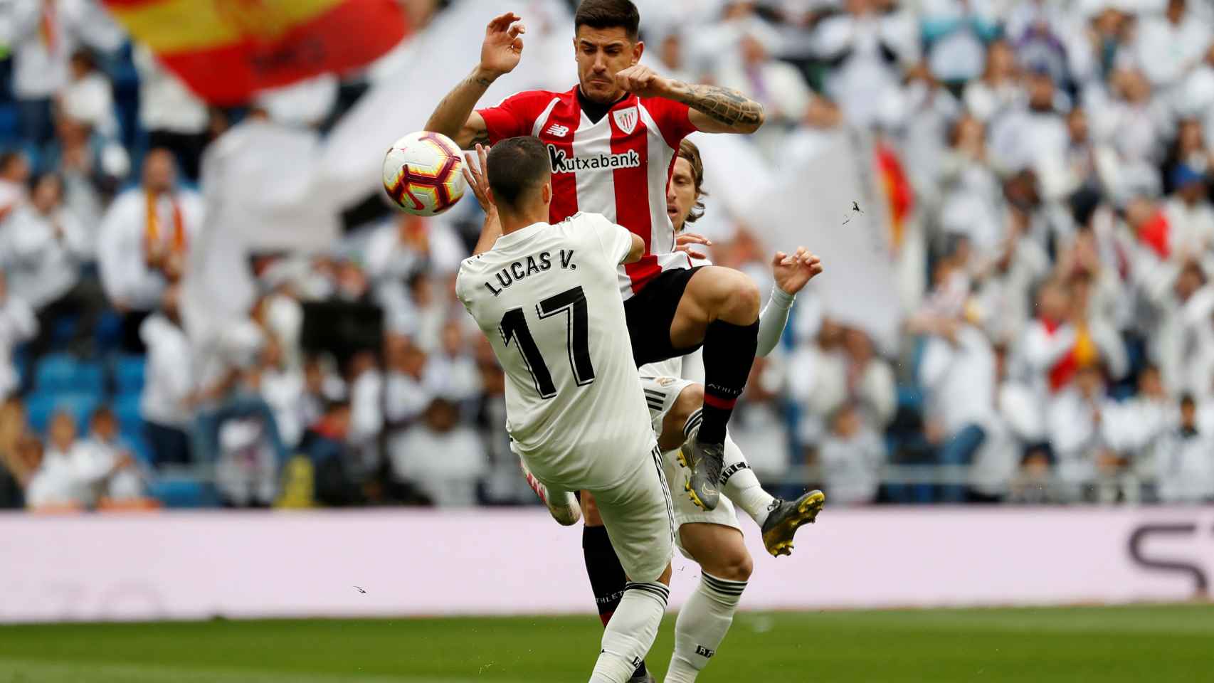 Yuri Berchiche pelea un balón con Lucas Vázquez
