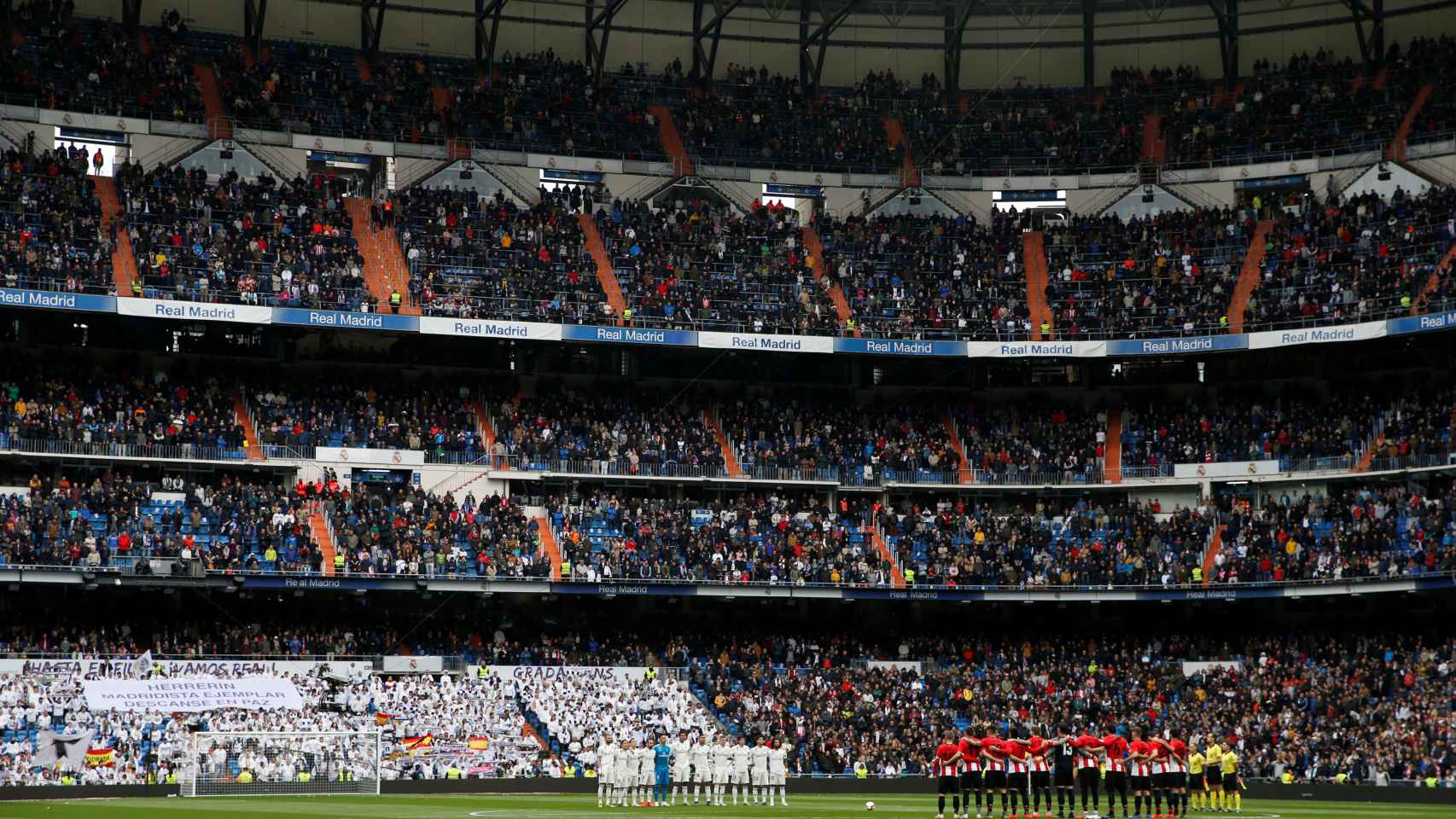 Minuto de silencio en el estadio Santiago Bernabéu, en honor a Agustín Herrerín