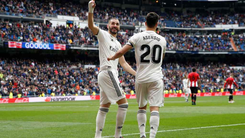 Marco Asensio celebra con Benzema el gol del francés al Athletic