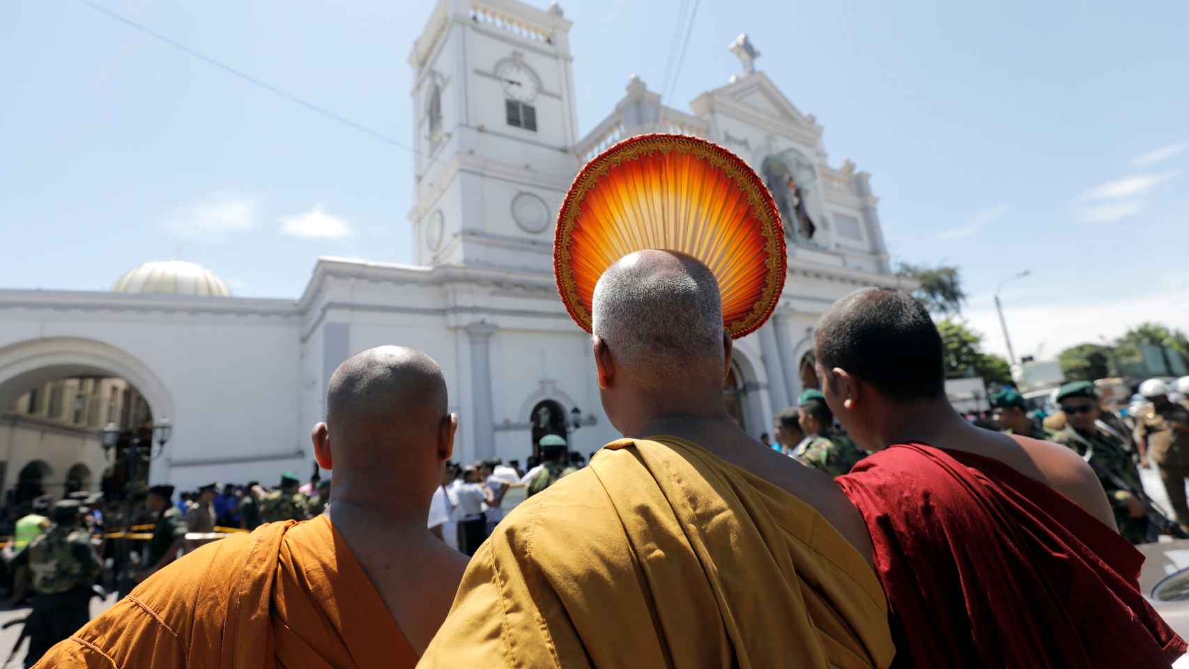 Unos monjes budistas ante el Santuario de San Antonio tras la oleada de atentados en Colombo (Sri Lanka).