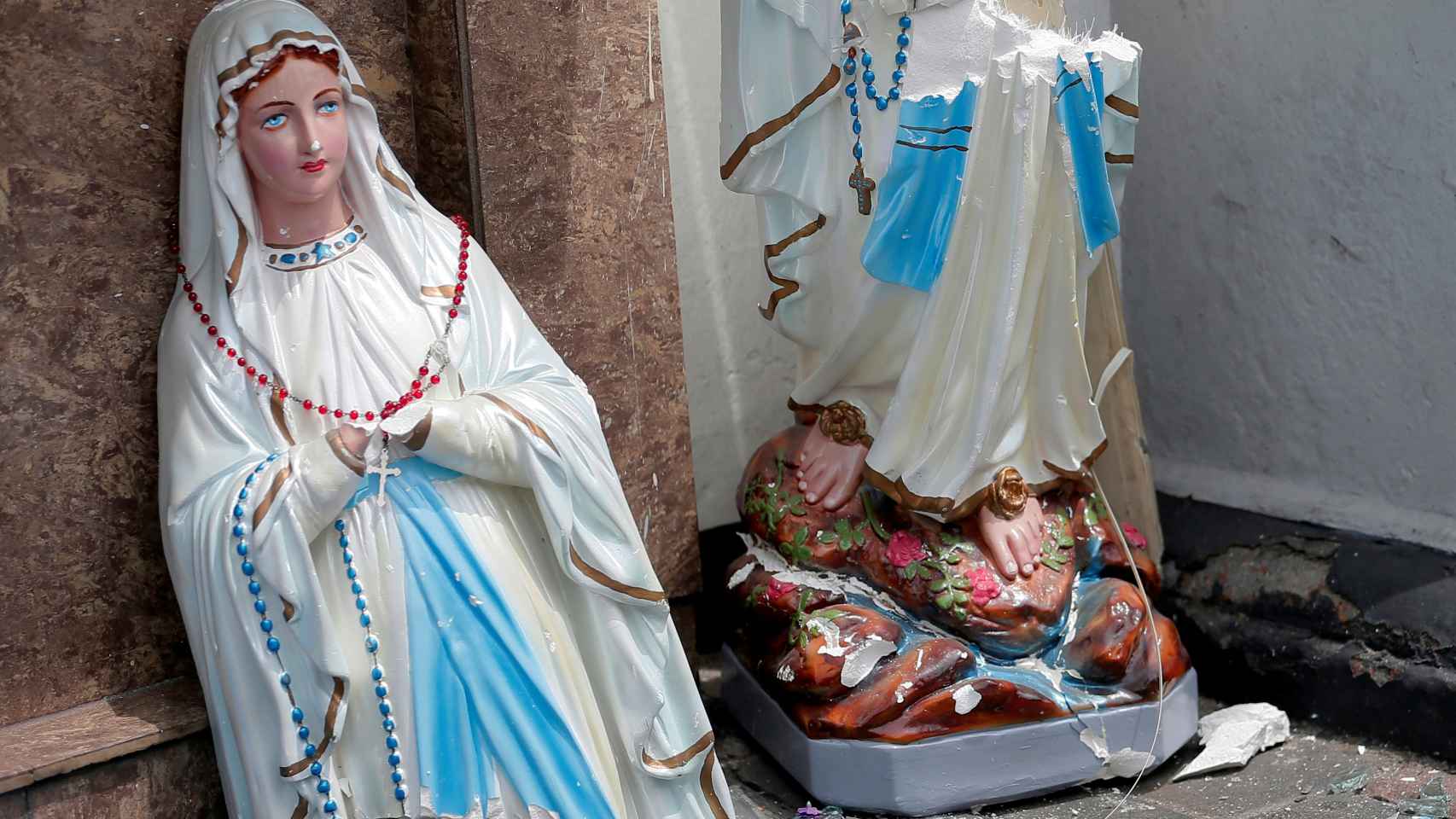 Una imagen de la Virgen María destrozada tras la explosión en el Santuario de San Antonio de Colombo (Sri Lanka).