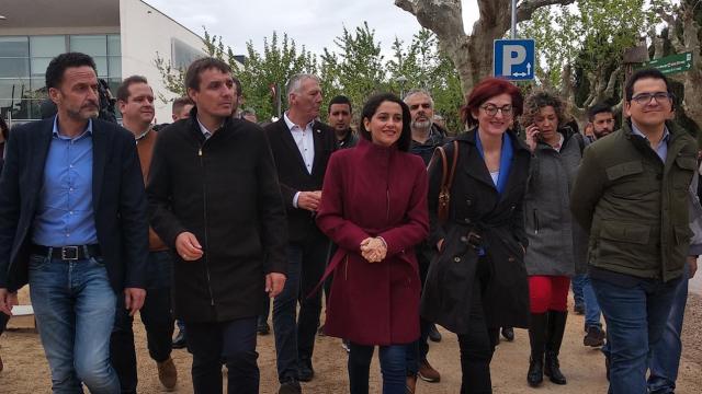 Edmundo Bal, Inés Arrimadas y Maite Pagaza, a la entrada al mitin en Torroella.