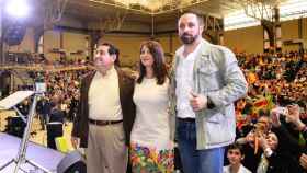 Manuel Mestre, junto a Abascal y a Ana Vega, candidata a la Generalitat Valenciana, este domingo en Alicante. / EUROPA PRESS