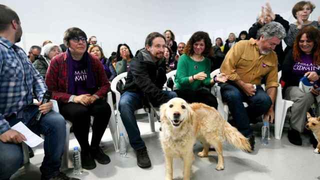 Pablo Iglesias con otros dirigentes de Unidas Podemos y unos perros.