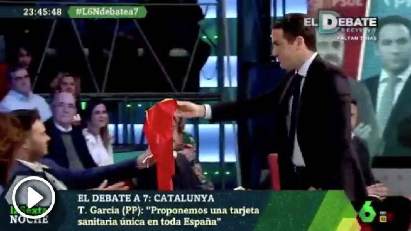Teodoro García Egea entrega la bandera de España a Rufián, en La Sexta Noche.