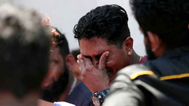El familiar de una de las víctimas llora a las puertas del Santuario de San Antonio, en Colombo (Sri Lanka).