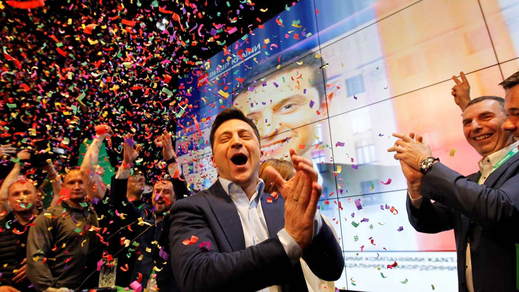 Zelenski celebra su triunfo electoral, este domingo en Kiev.