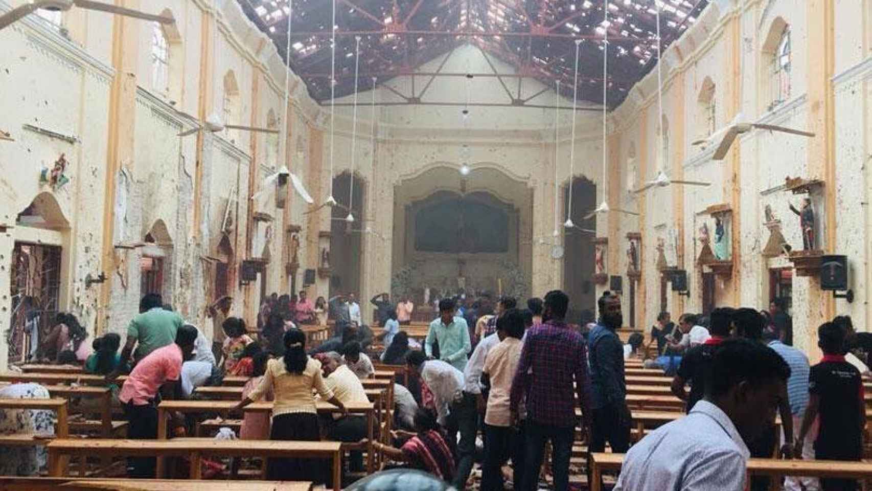Imagen de los daños en el interior de la iglesia de St. Antony en Colombo (Sri Lanka).