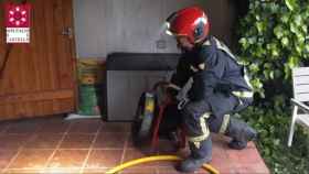 Un bombero interviene en la extinción del incendio en una vivienda en Vinaròs (Castellón).
