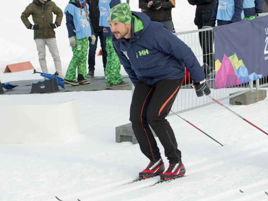 Haakon de Noruega practicando uno de sus deportes favoritos, el esquí.