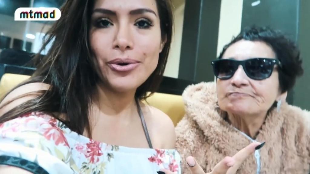Miriam Saavedra y su abuela en Perú.