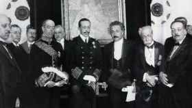 Alfonso XIII y Einstein, en el centro, durante la visita del científico a España en 1923.