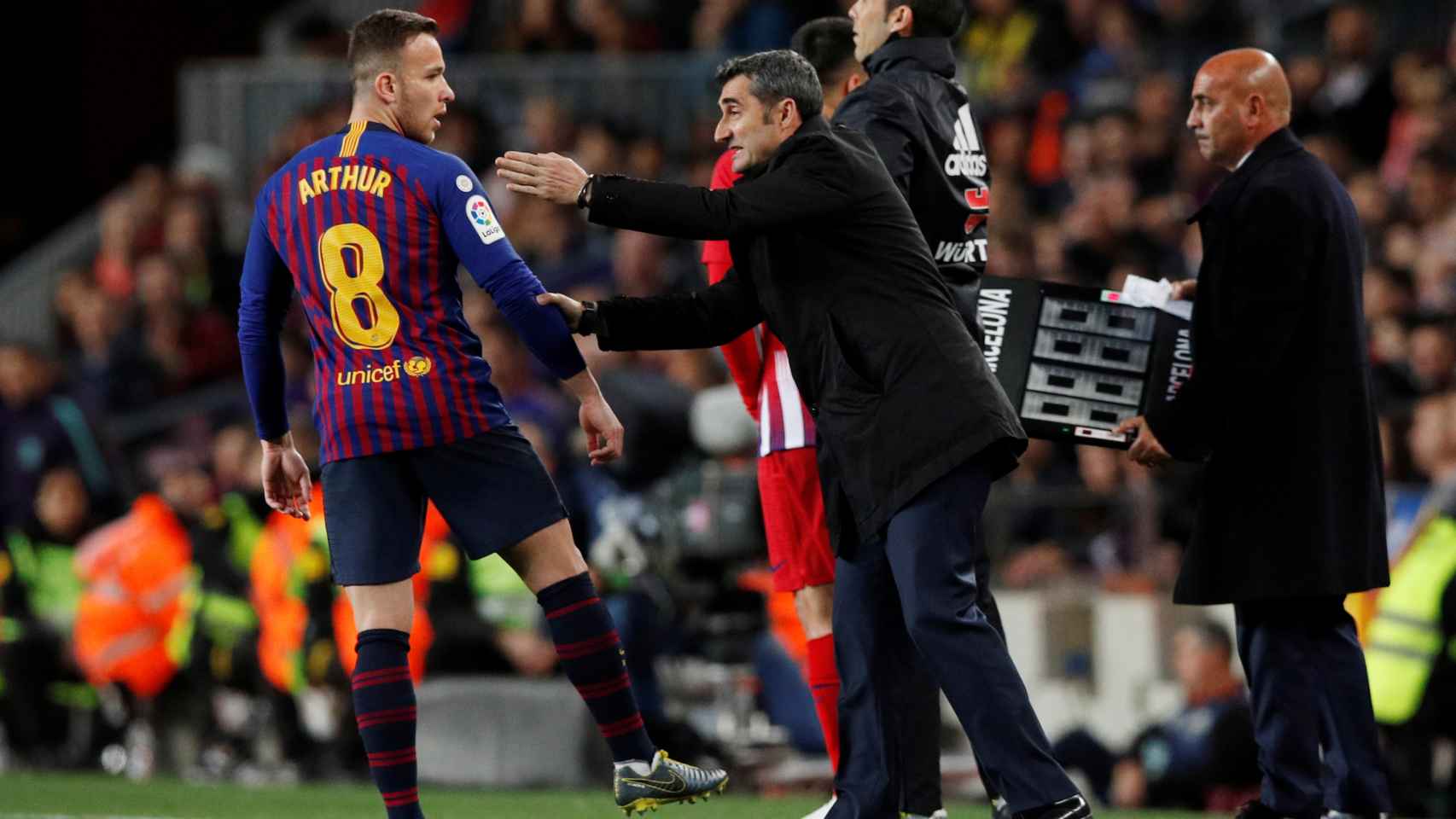 Arthur y Valverde durante un partido con el Barça