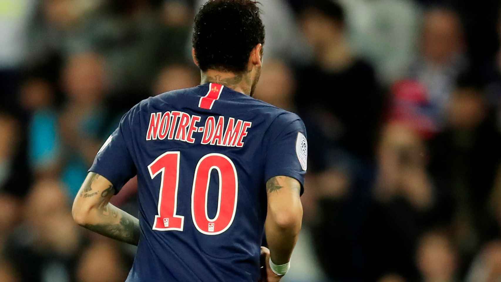 Neymar, con la camiseta que homenajeaba a la Catedral de Notre-Dame