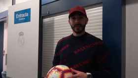 Benzema junto al balón con el que anotó el hat-trick