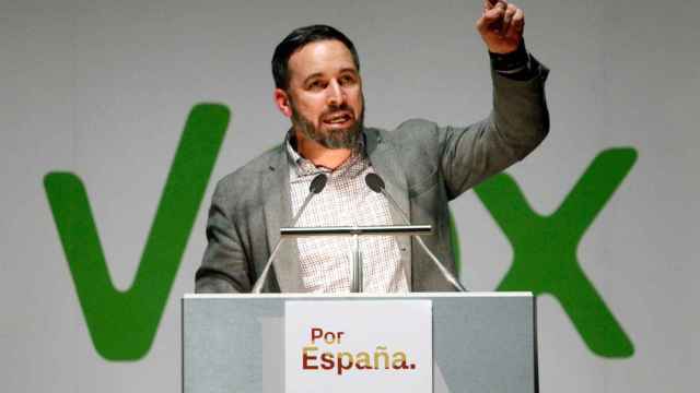 El candidato de Vox a la Presidencia del Gobierno, Santiago Abascal, participando este lunes en un mitin en A Coruña.