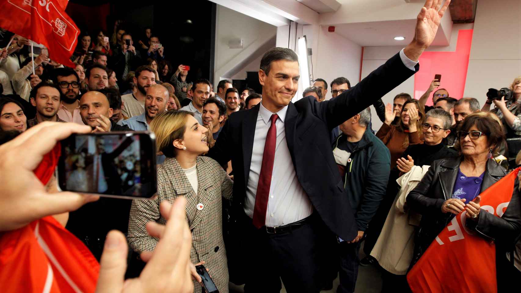 Sánchez saluda a los seguidores socialistas en la sede del PSOE en la madrileña calle Ferraz.