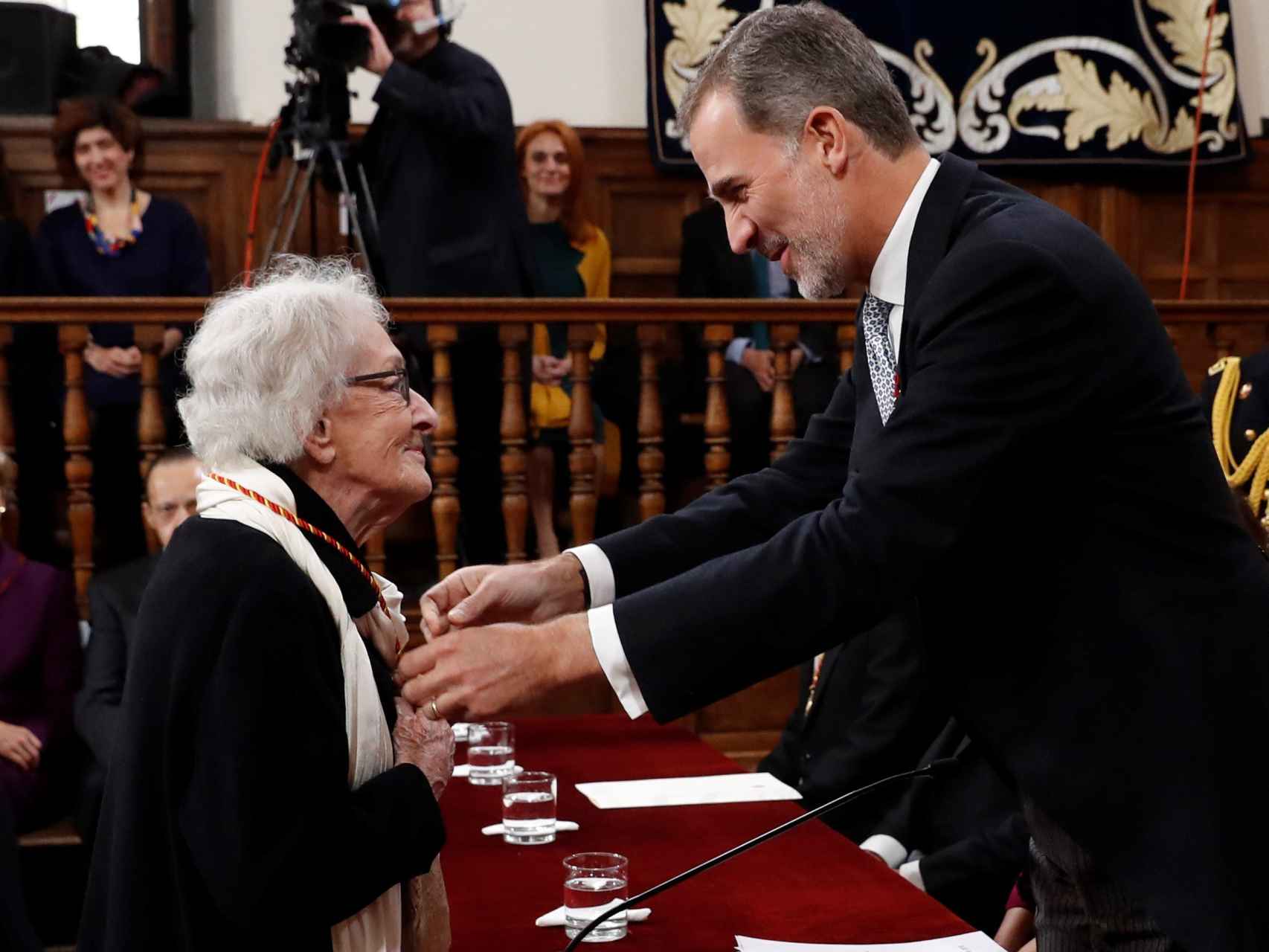 Felipe VI le entrega el Premio Cervantes a Ida Vitale.