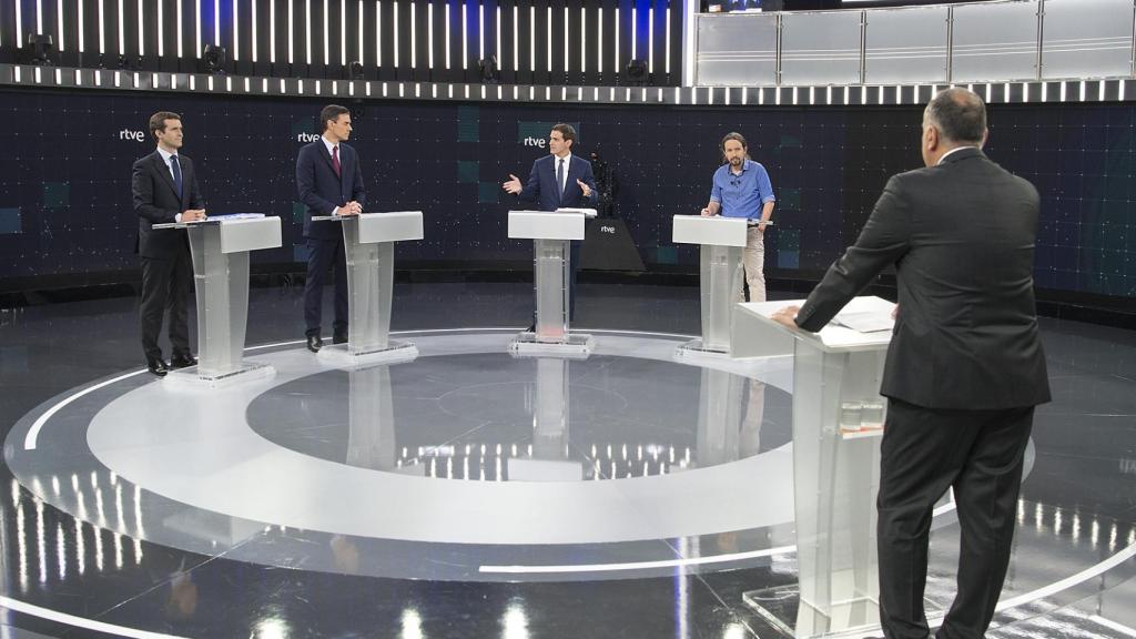 Rivera arremete contra Sánchez durante el debate.