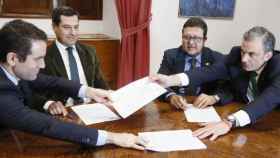 Representantes del PP y Vox cierran un acuerdo para la investidura de Juanma Moreno en Andalucía