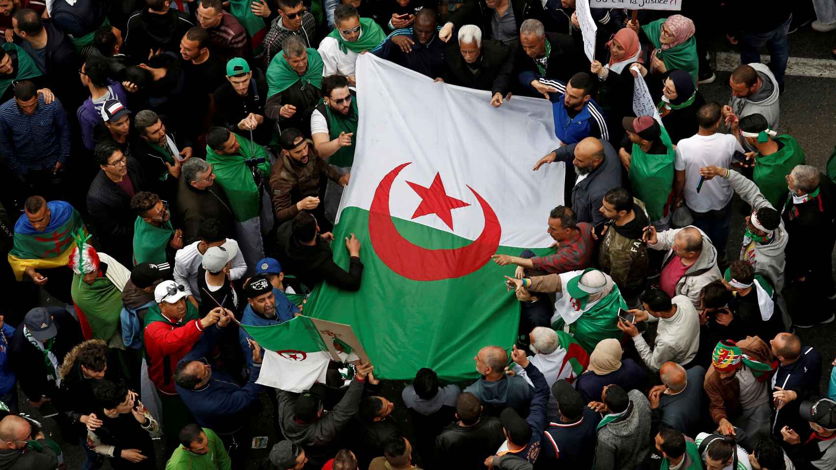 Manifestantes piden un cambio democrático en Argelia.