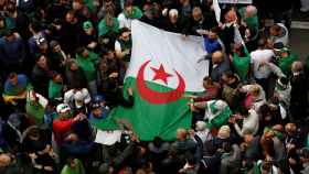 Manifestantes piden un cambio democrático en Argelia.