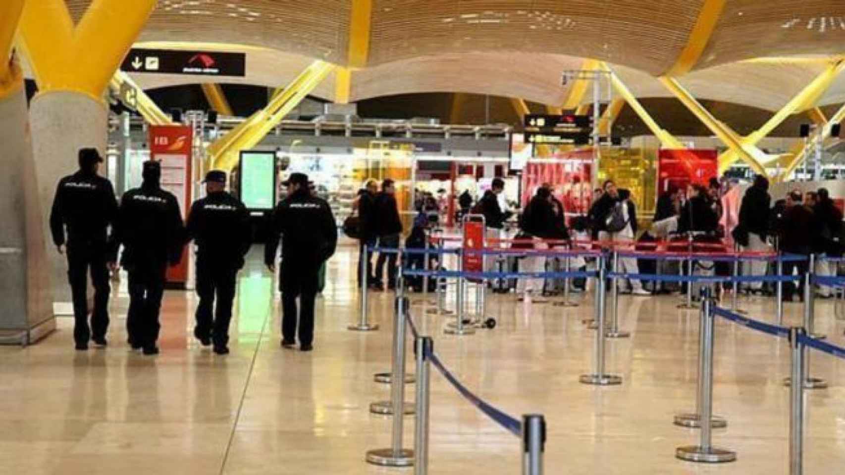 Agentes de Policía en el Aeropuerto Adolfo Suárez-Madrid-Barajas.