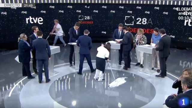 Delfina, al fondo, durante los minutos previos al arranque del debate en Televisión Española.