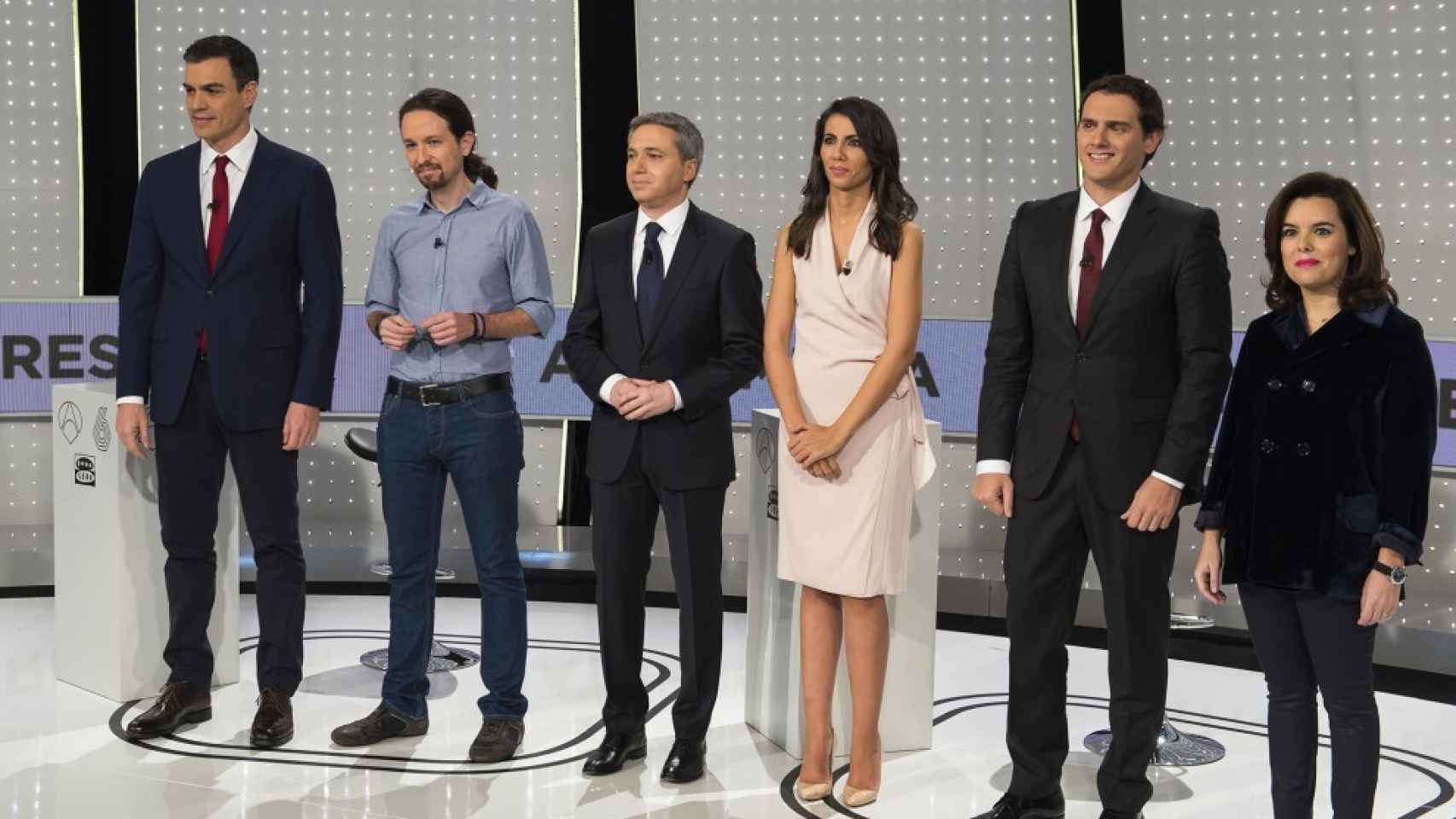 Los representantes políticos y los moderadores de 'El debate decisivo' (Atresmedia)