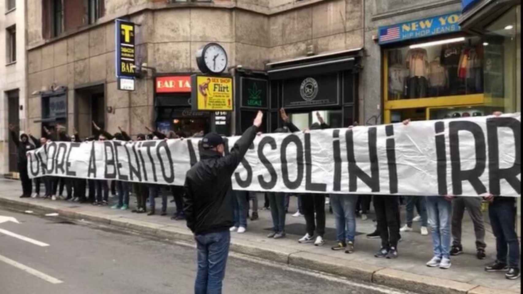 Ultras de la Lazio recordando a Mussolini. Foto: (Twitter @SoyCalcio_)