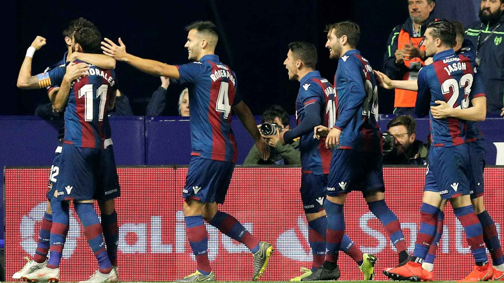 Los jugadores del Levante celebran uno de los goles del partido