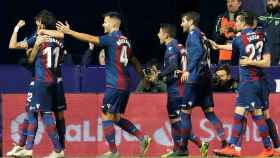 Los jugadores del Levante celebran uno de los goles del partido