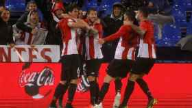Los jugadores del Athletic celebran el único gol del partido