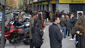Una oficina de Correos en Guzmán el Bueno (Madrid) abarrotada.