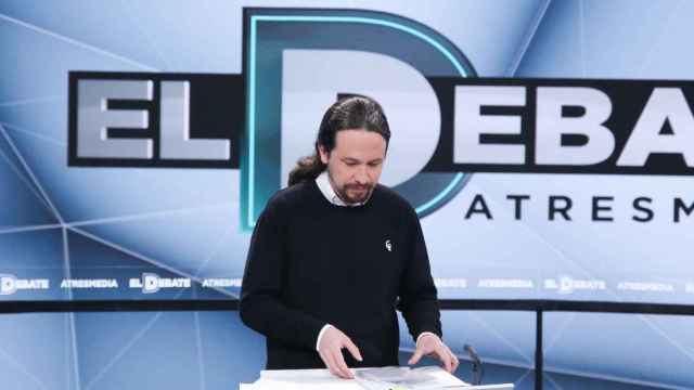 Pablo Iglesias repasa sus notas antes del debate de Atresmedia.