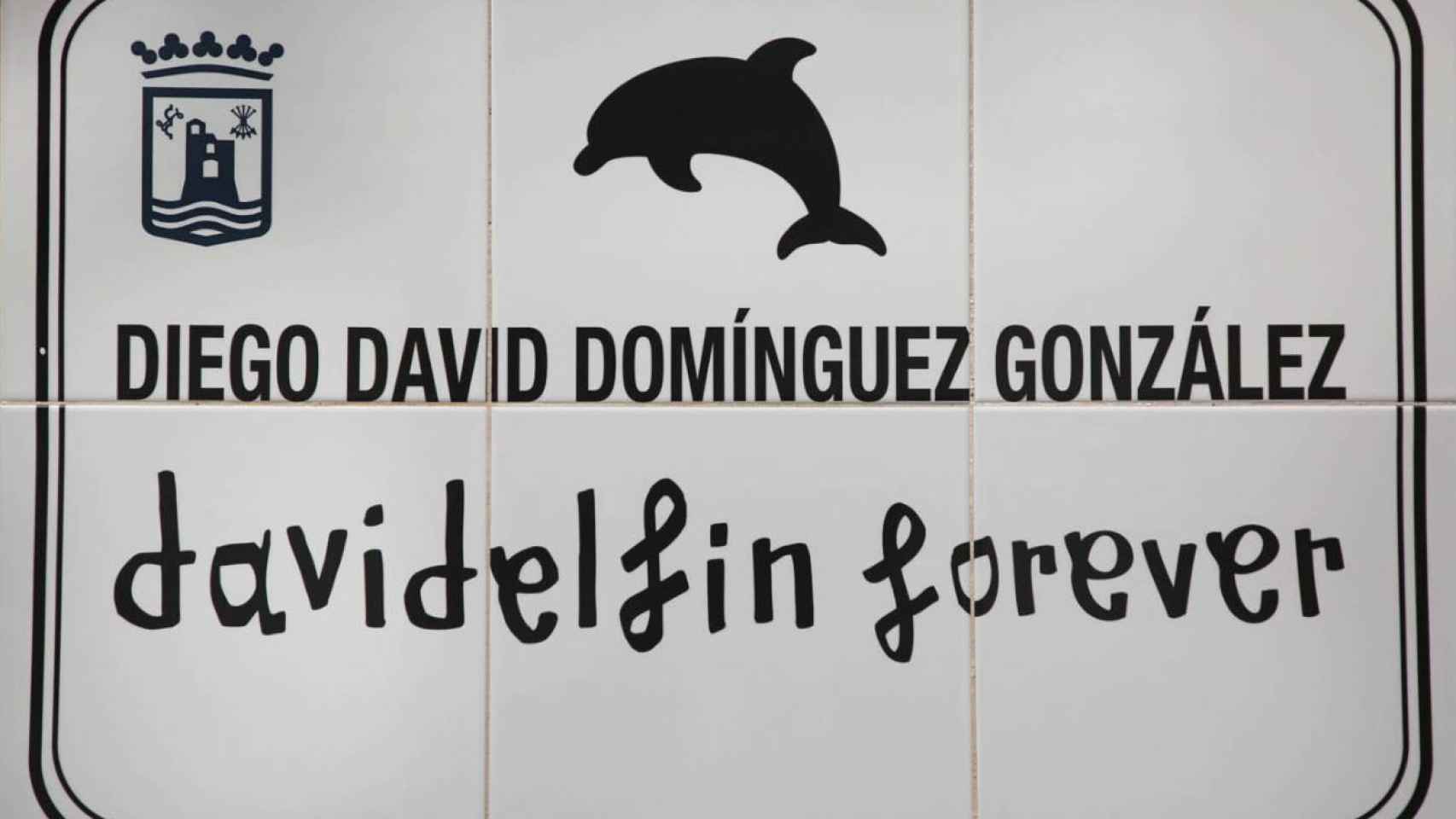 La placa en homenaje a David Delfín con el escudo del ayuntamiento de Marbella.