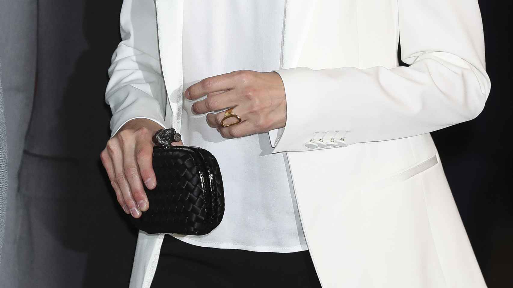 El bolso de la reina estaba firmado por Bottega Venta, y cuesta unos 1.500 euros; y el misterioso anillo.