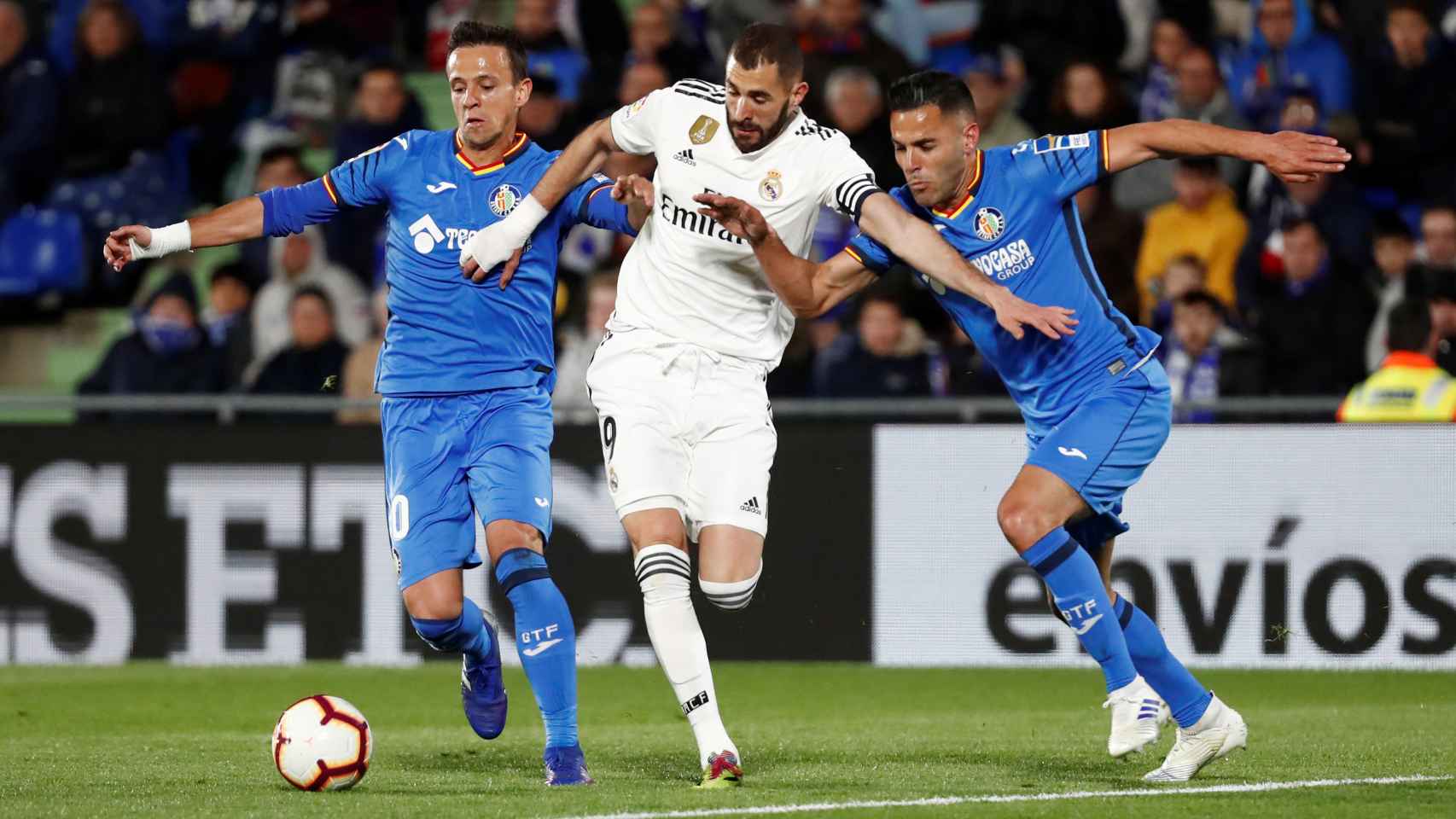 Karim Benzema se cuela entre dos jugadores del Getafe